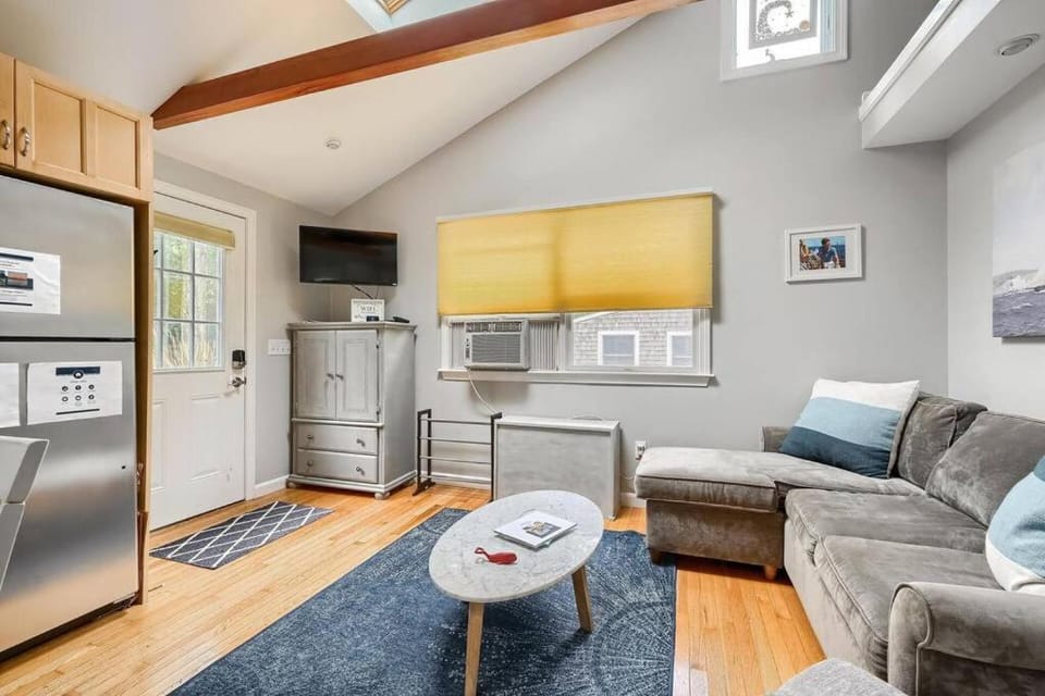 Four Season Modern Cape Cod Cottage (with heat) House in Eastham