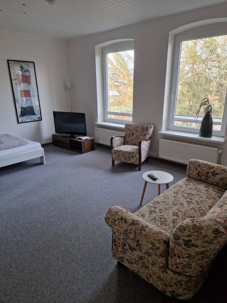 Bed, TV and multimedia, Photo of the whole room, Seating area, Bedroom