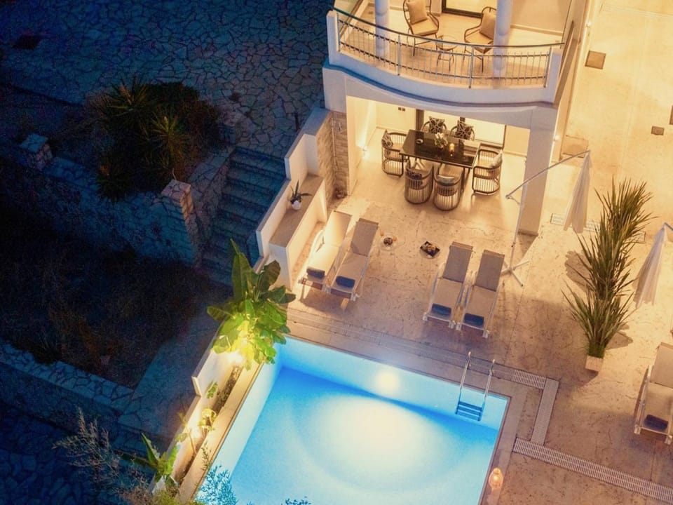 Property building, Other, Swimming pool, sunbed