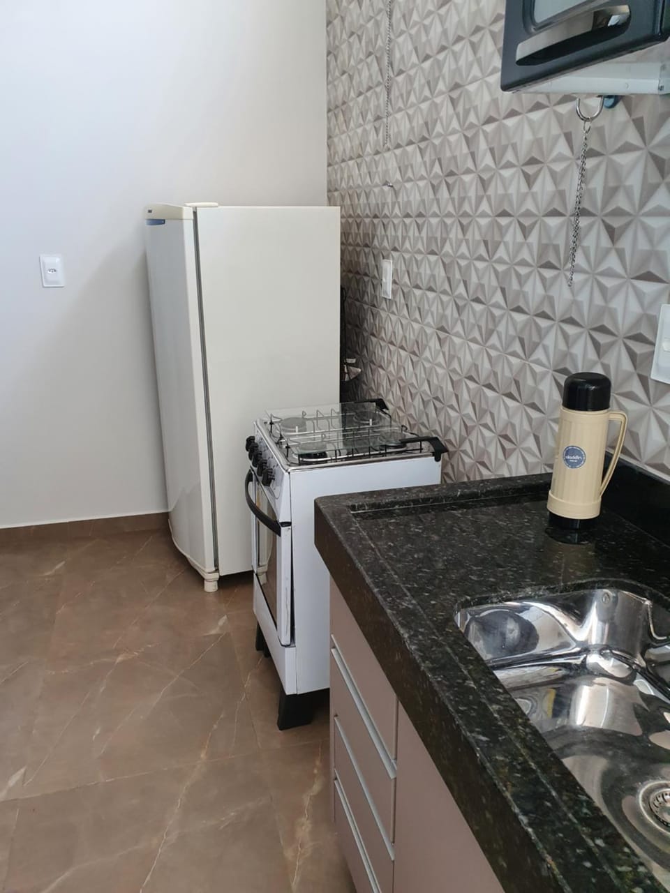 Kitchen or kitchenette, minibar, oven, stove, toaster