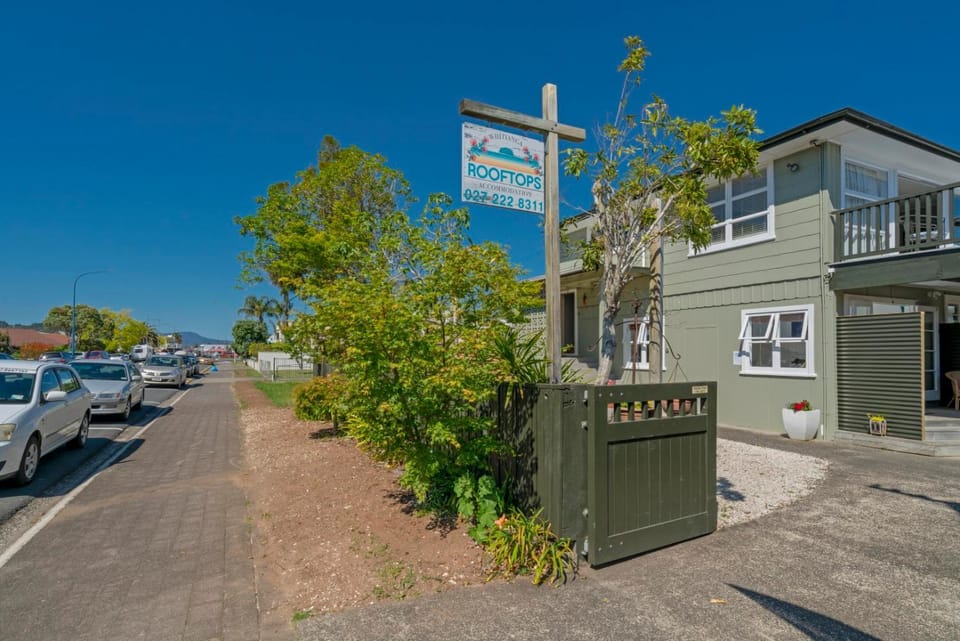 Property building, Neighbourhood, Street view, Parking