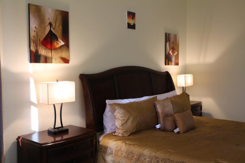 Bed, Seating area, Bedroom