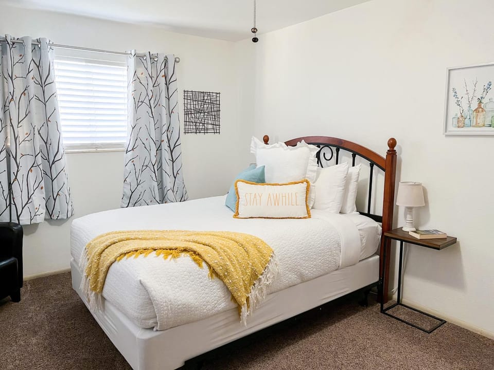 Swiss Corner Cottage * Private-Heated Indoor Pool House in Santa Clara