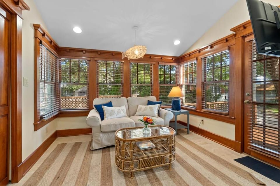 Flagler Cottage - 1 Block to Historic District House in Saint Augustine