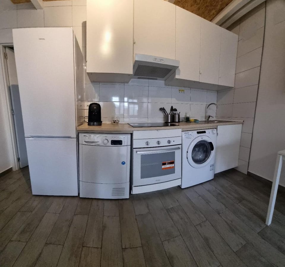 Kitchen or kitchenette, washing machine, dryer