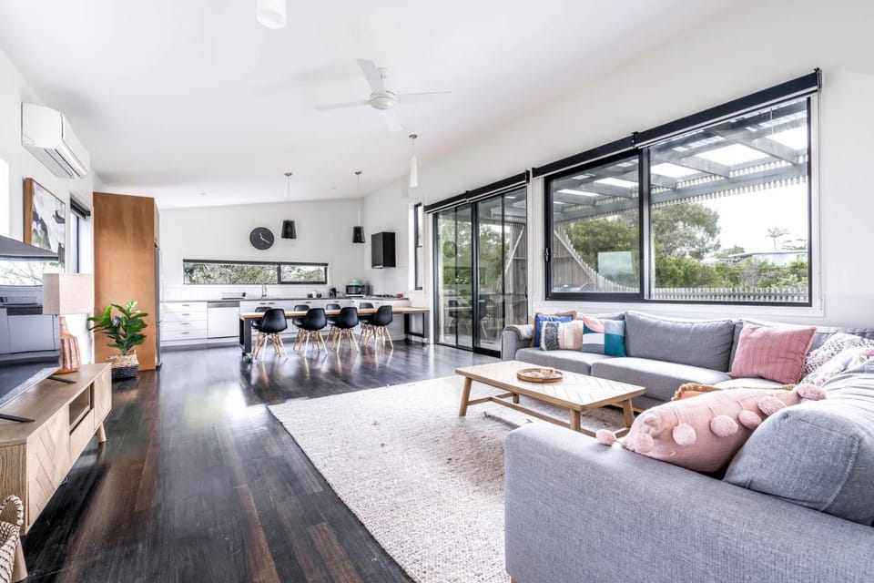 Kitchen or kitchenette, Living room, Seating area, Dining area