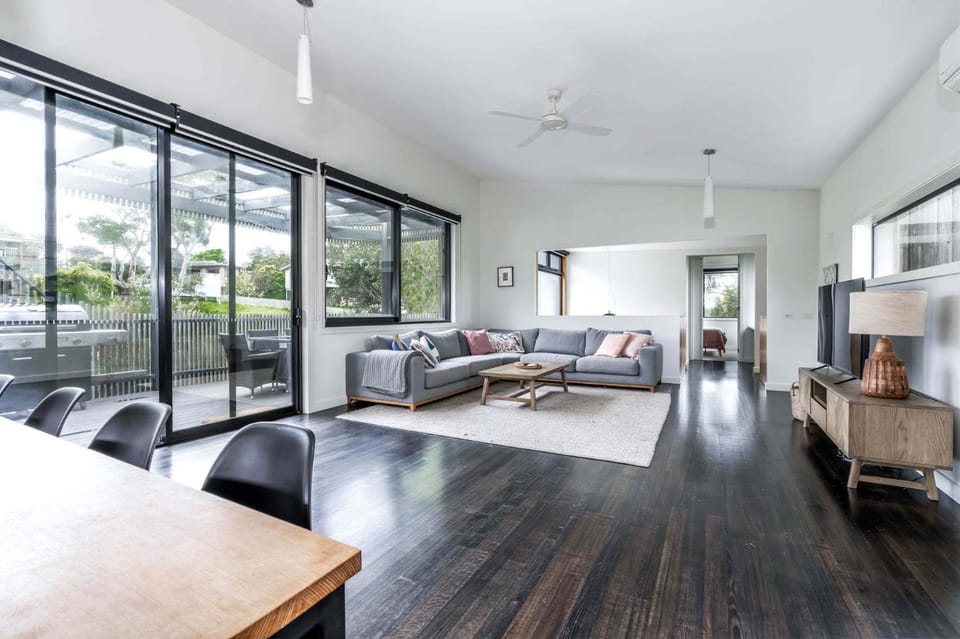 TV and multimedia, Living room, Seating area, Dining area