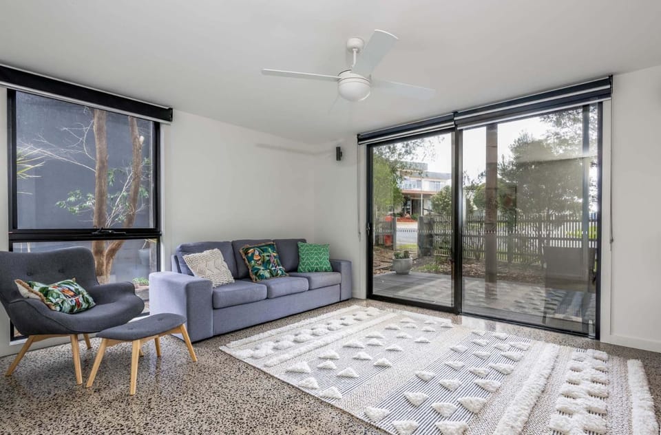 Garden, Living room, Seating area, fireplace