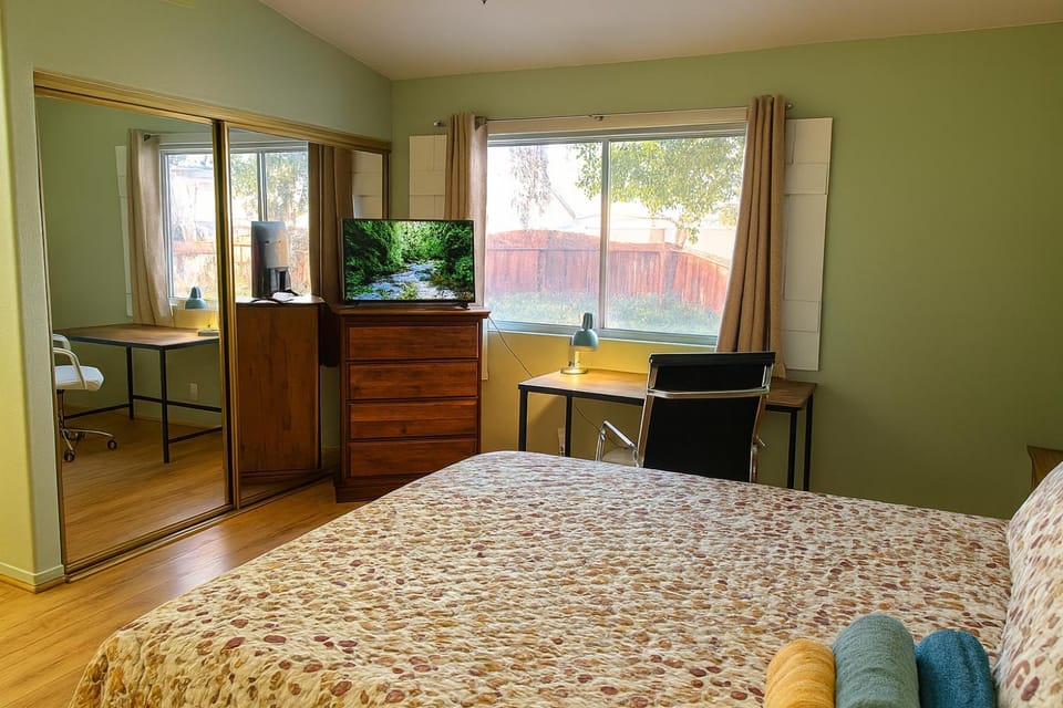 Bed, TV and multimedia, Dining area, Bedroom