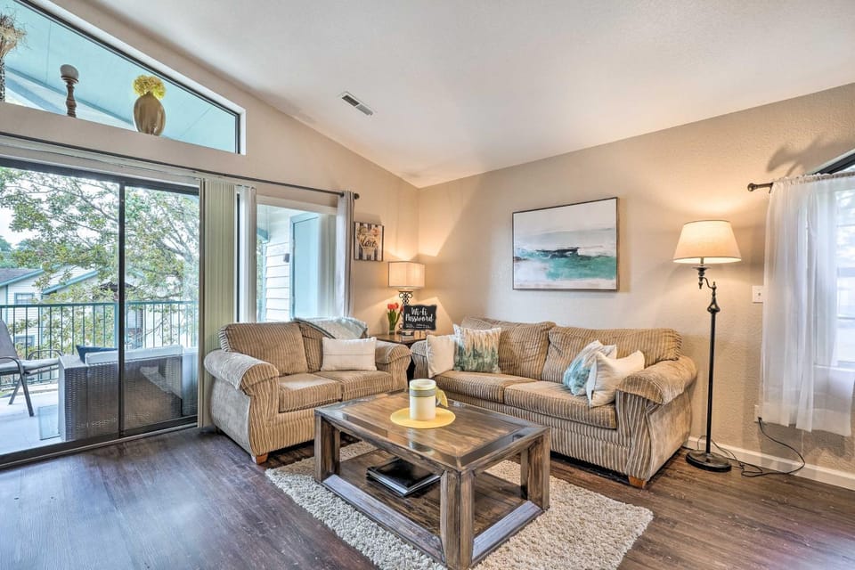 Walk to 76 Strip! Pet-Friendly Branson Retreat House in Branson