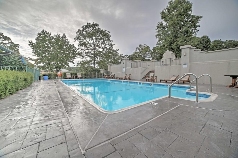 Walk to 76 Strip! Pet-Friendly Branson Retreat House in Branson