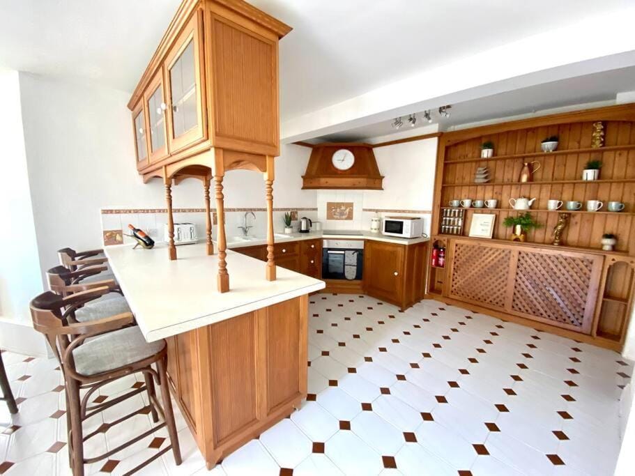 Kitchen or kitchenette, Seating area, Dining area, dishwasher, minibar, pet friendly, stove