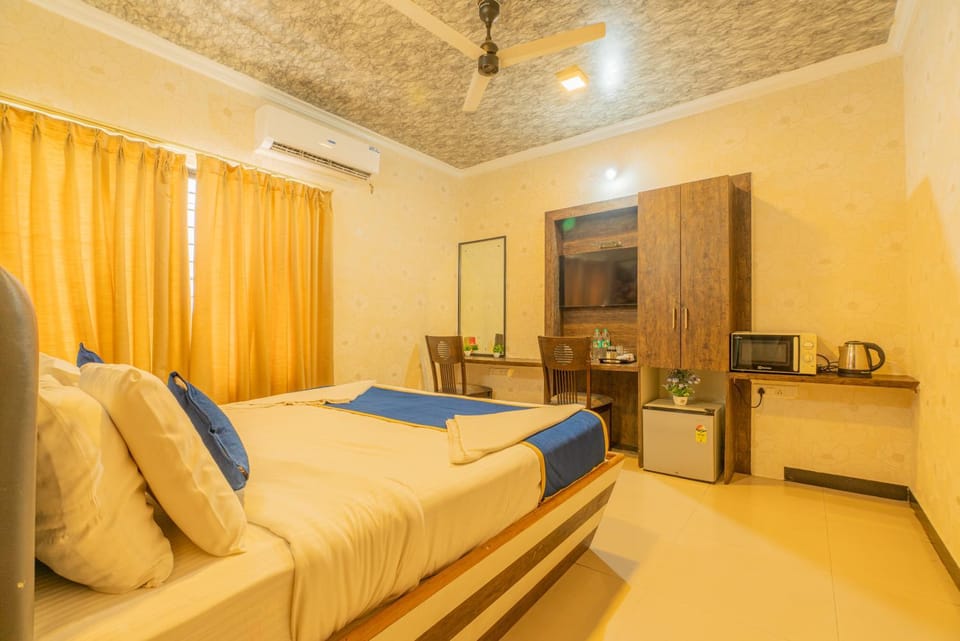Bed, TV and multimedia, Kitchen or kitchenette, Bedroom, air conditioner