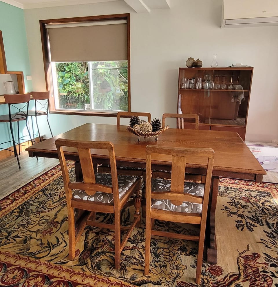 Seating area, Dining area, air conditioner