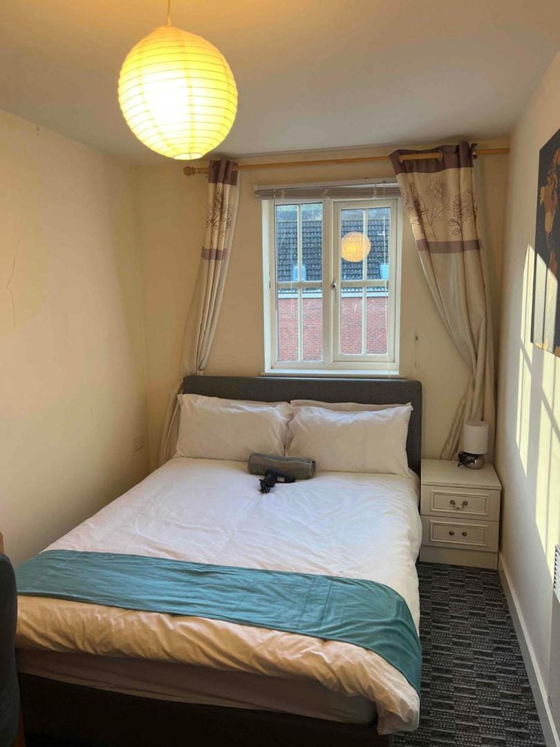 Peaceful 3 BR Flat with A View Near Hospitals-Free Parking Apartment in Newcastle-under-Lyme