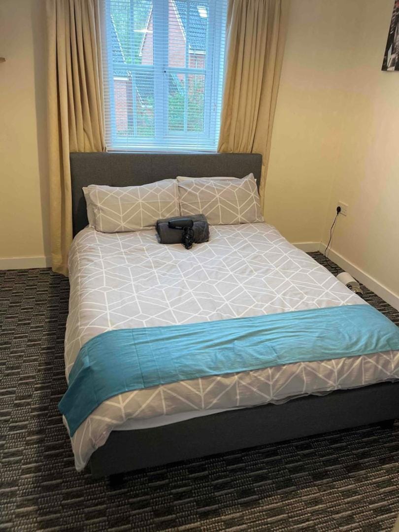 Peaceful 3 BR Flat with A View Near Hospitals-Free Parking Apartment in Newcastle-under-Lyme