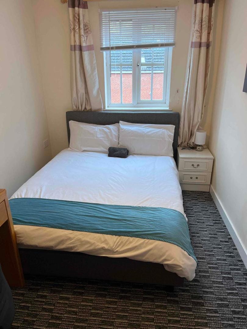 Peaceful 3 BR Flat with A View Near Hospitals-Free Parking Apartment in Newcastle-under-Lyme