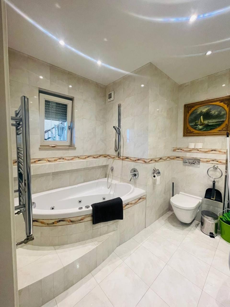Shower, Toilet, Hot Tub, Hot Tub, Bathroom, Bath, towels