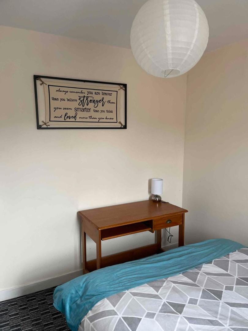 Serene 3-Bed Apartment - Park Views & Walking Distance to Royal Stoke Hospital Apartment in Newcastle-under-Lyme