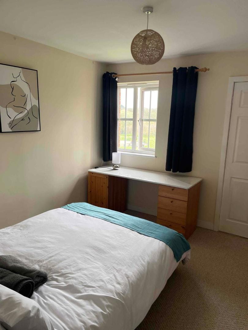 Serene 3-Bed Apartment - Park Views & Walking Distance to Royal Stoke Hospital Apartment in Newcastle-under-Lyme