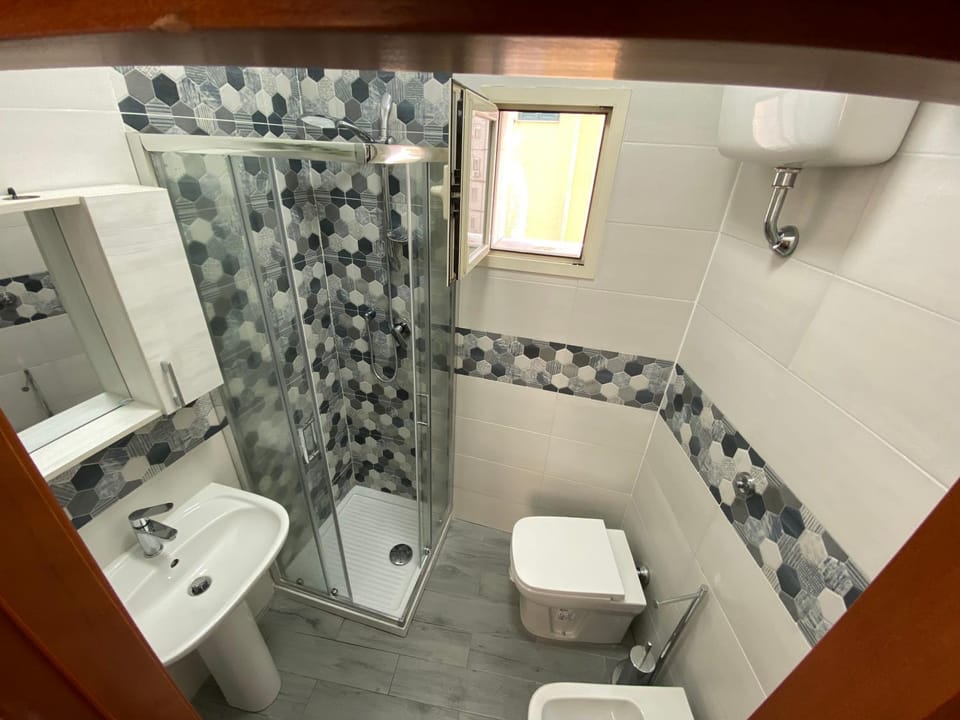 Shower, Toilet, Bathroom, bidet, towels