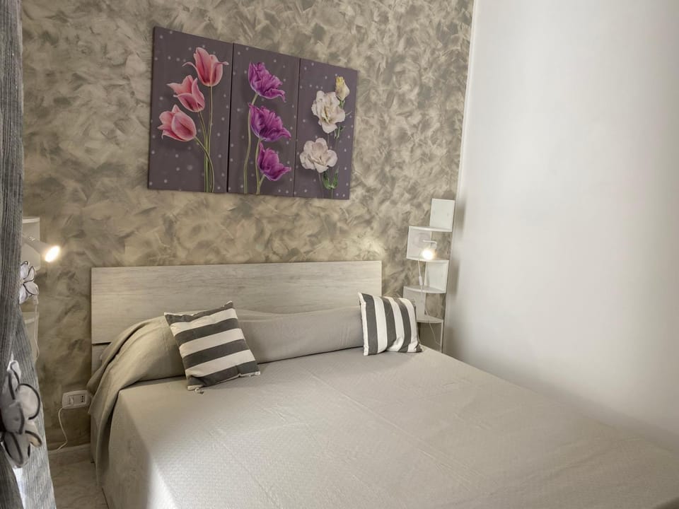 Bed, Photo of the whole room, Decorative detail, Bedroom