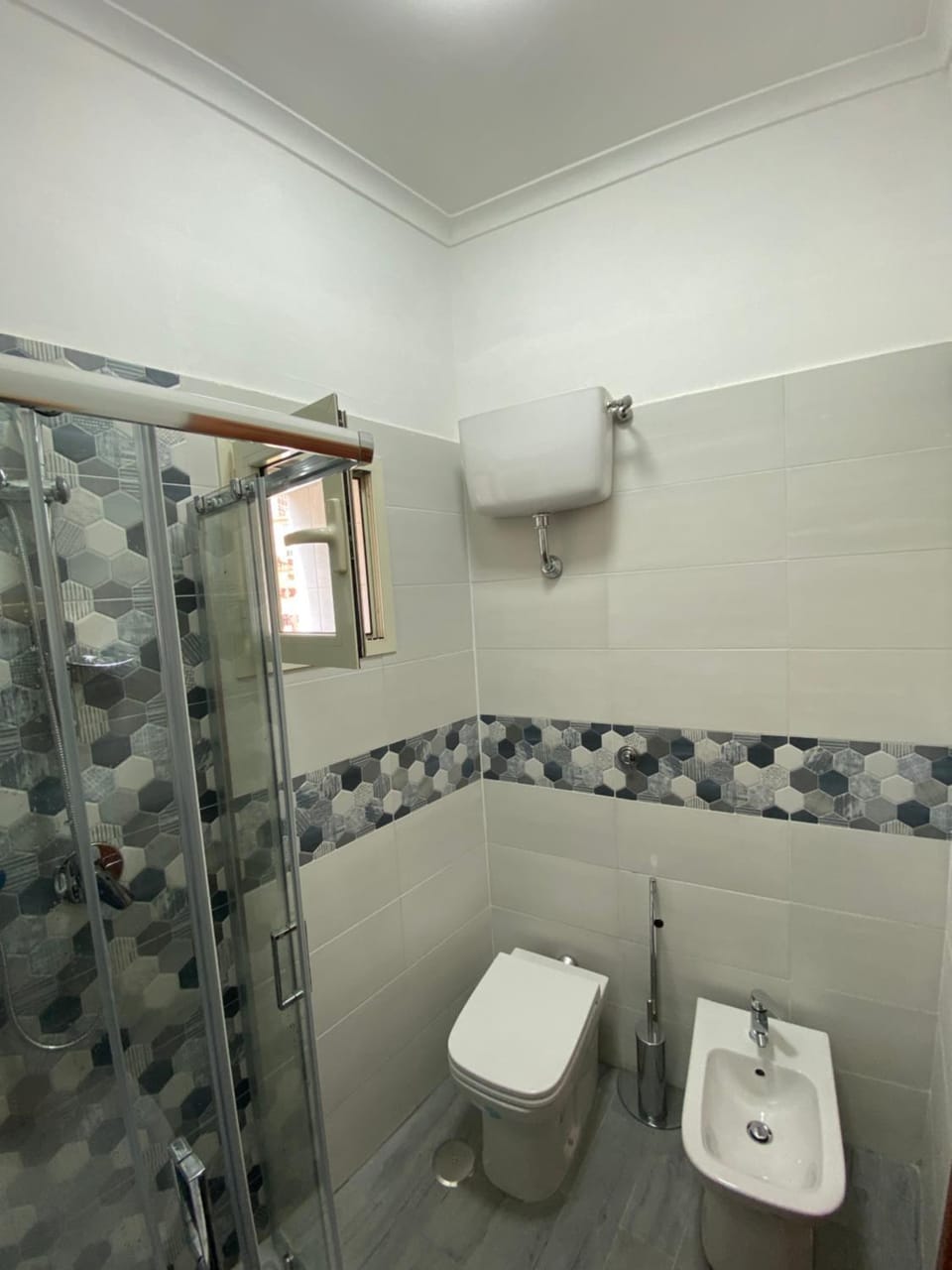 Shower, Toilet, Bathroom, bidet, towels