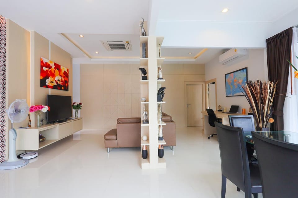 TV and multimedia, Seating area, air conditioner