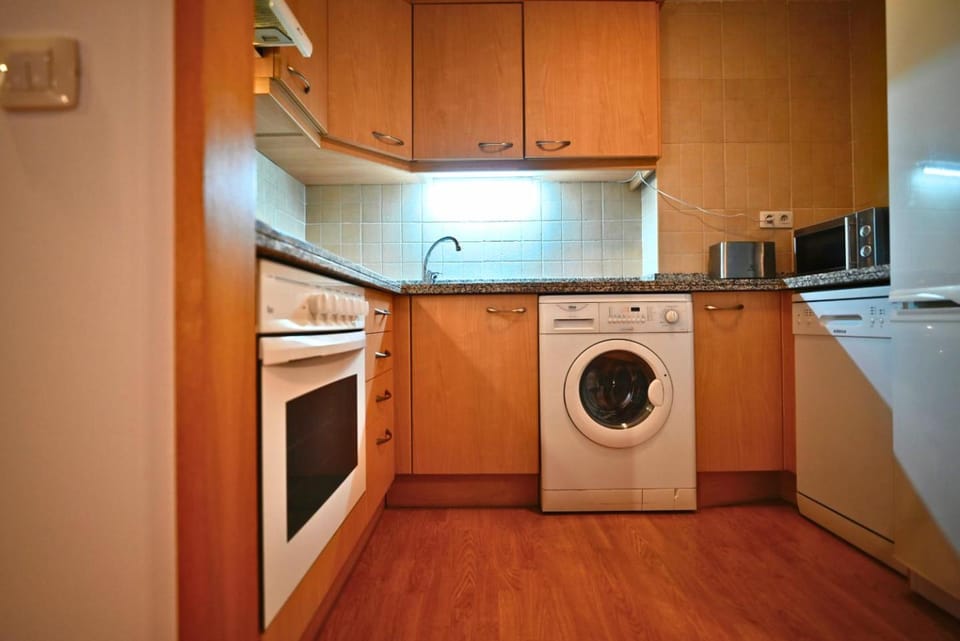 Kitchen or kitchenette, oven, washing machine