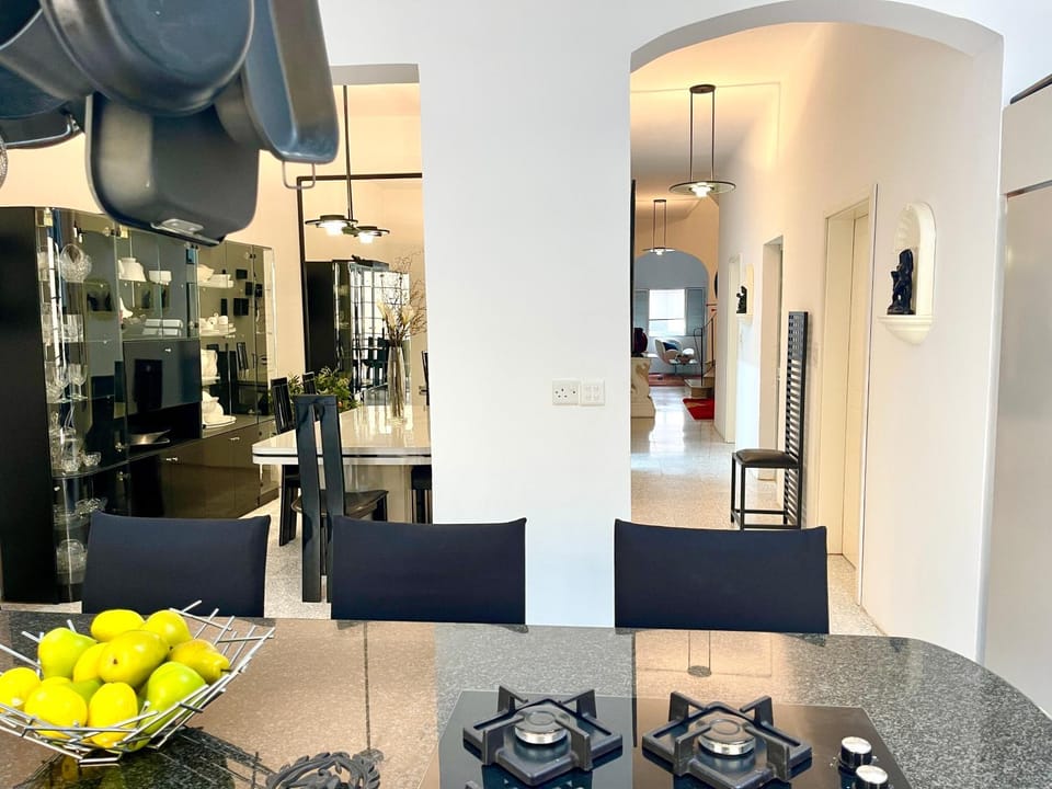Kitchen or kitchenette, Living room, Seating area, Dining area