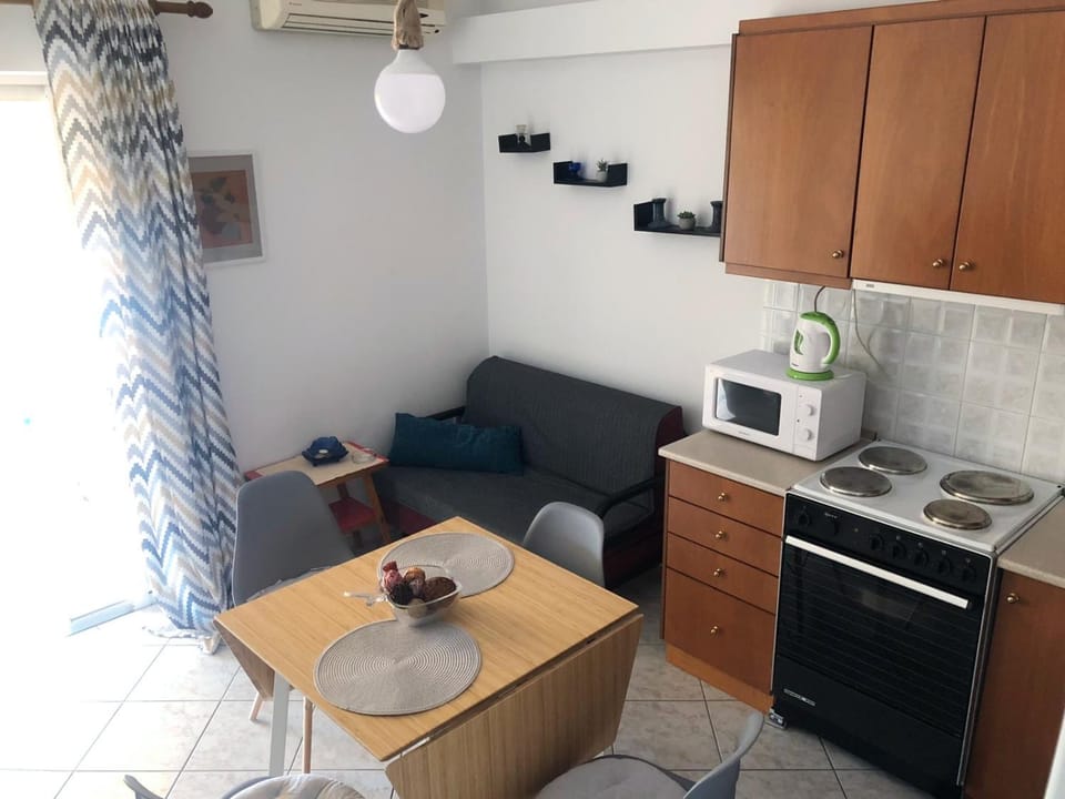 Kitchen or kitchenette, Living room, Seating area, Dining area
