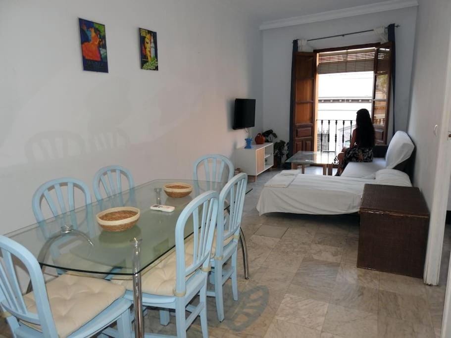 Bed, TV and multimedia, Living room, Dining area