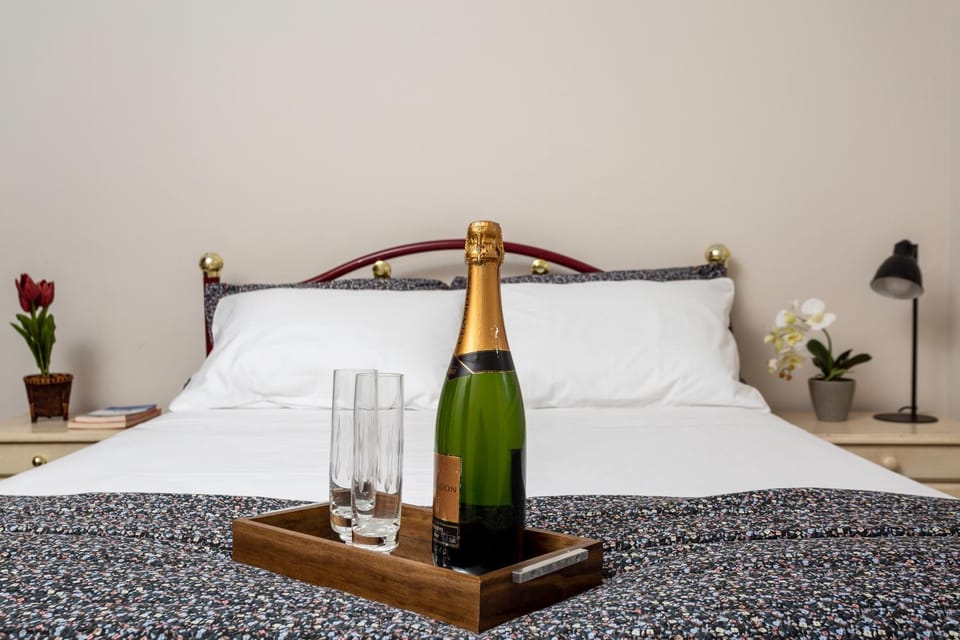 Bed, Photo of the whole room, Bedroom, Drinks