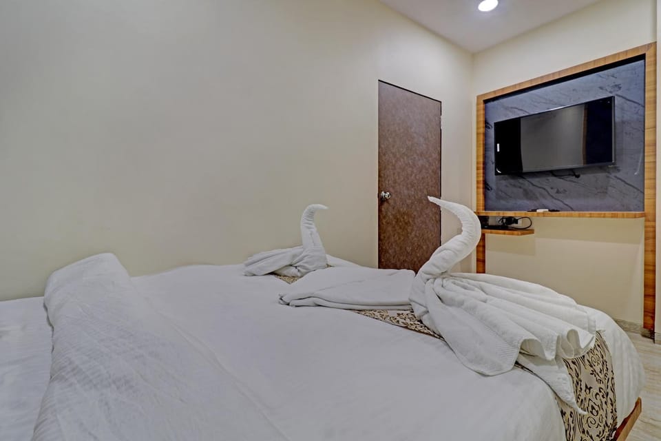 Bed, TV and multimedia, Bedroom, towels