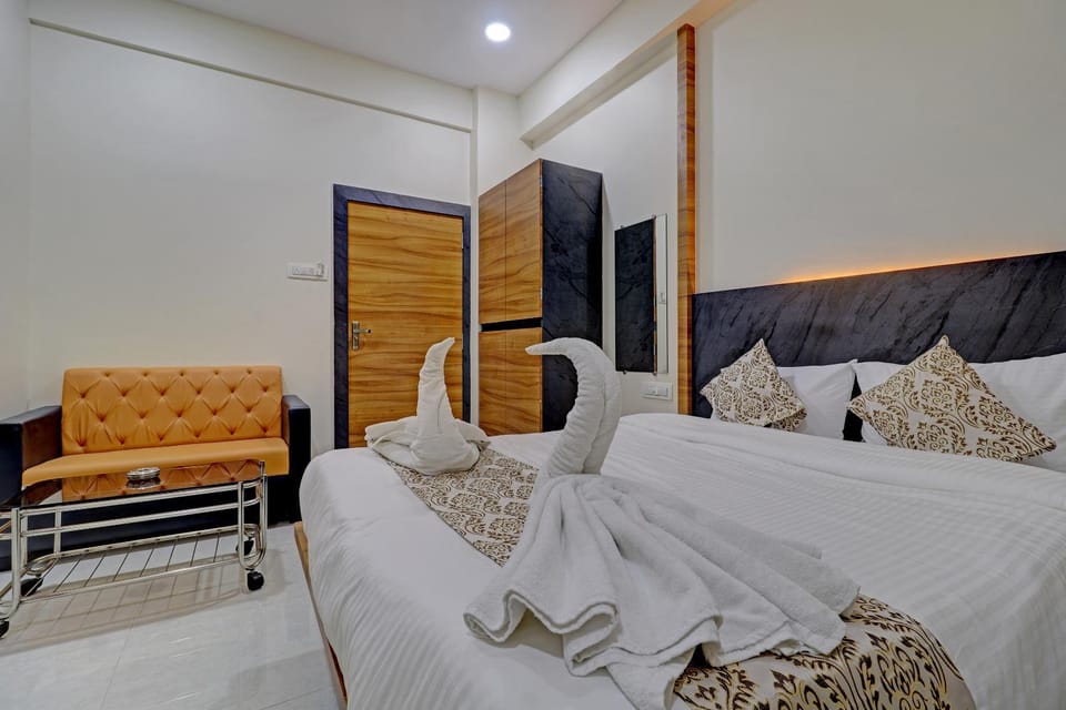 Bed, Photo of the whole room, Seating area, Bedroom, towels