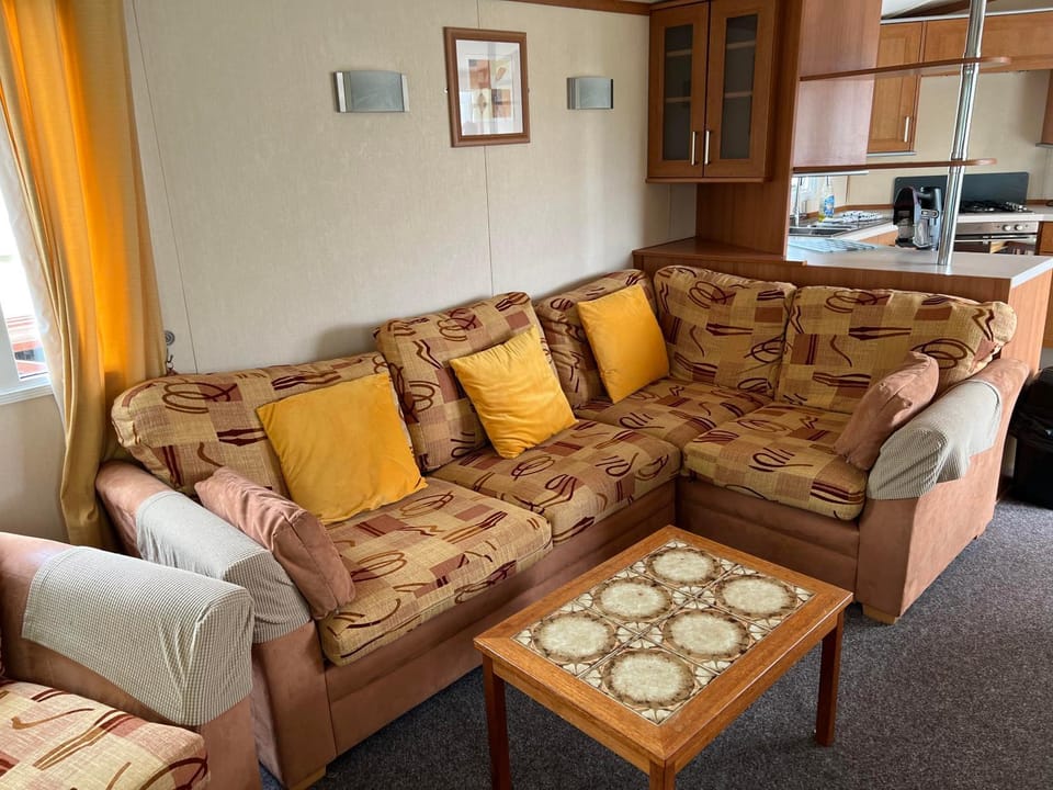 Kitchen or kitchenette, Living room, Decorative detail, Seating area, oven, stove