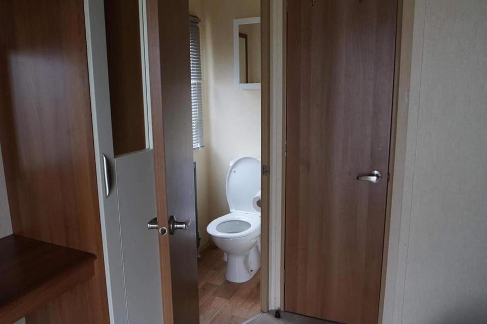 Caravan - Sleeps 8 - Pets Ok - Parking Chalet in Hunstanton