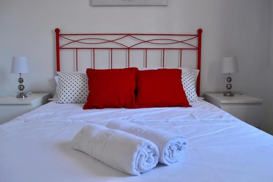 Bed, Bedroom, towels