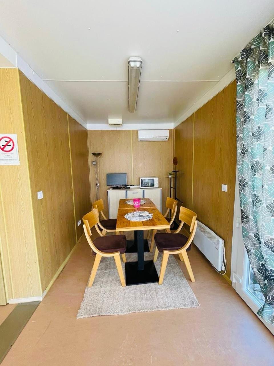 Dining area, Garden view, pet friendly, air conditioner