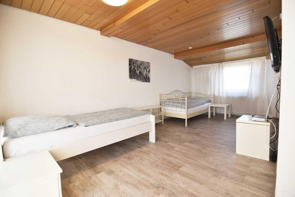 Bed, TV and multimedia, Photo of the whole room, Bedroom