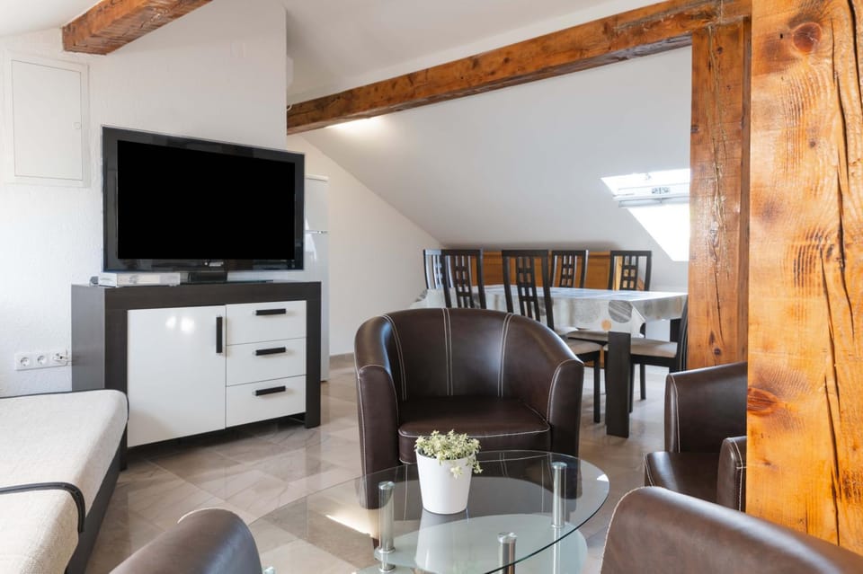 TV and multimedia, Seating area, Dining area