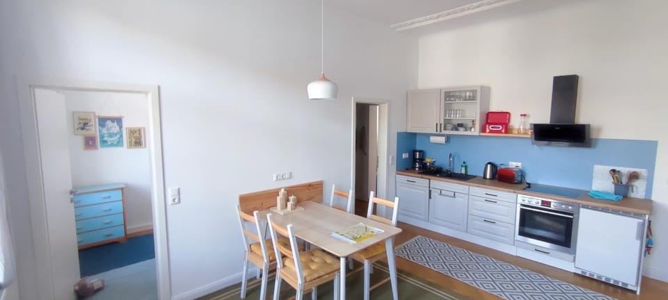 Coffee/tea facilities, Kitchen or kitchenette, Dining area, oven, stove, toaster