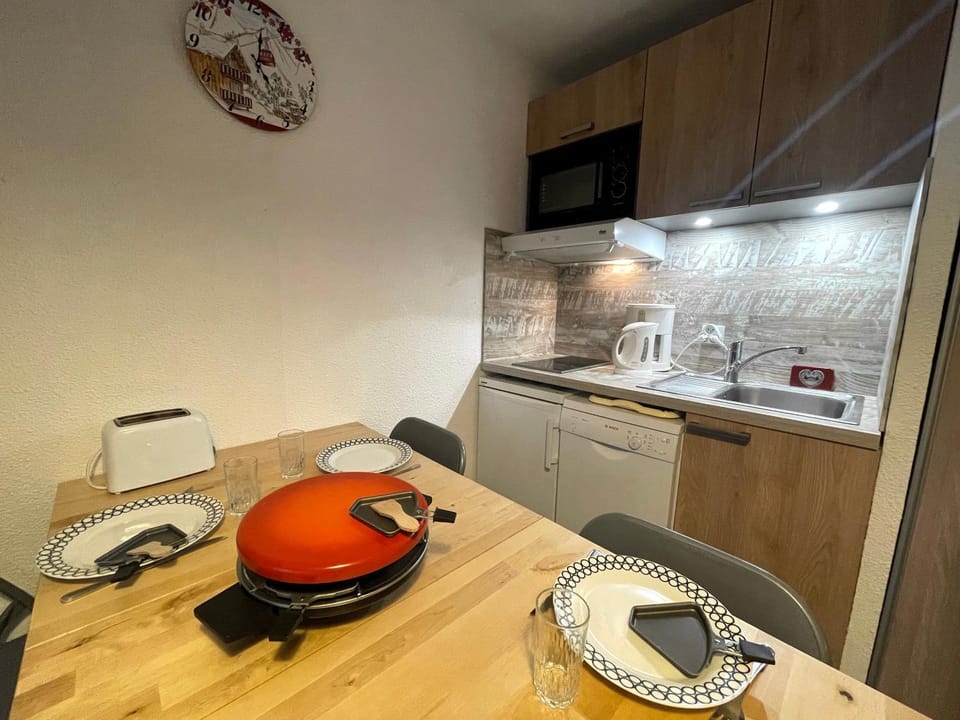 Kitchen or kitchenette, Dining area, minibar