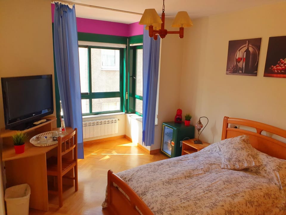 Bed, TV and multimedia, Photo of the whole room, Bedroom