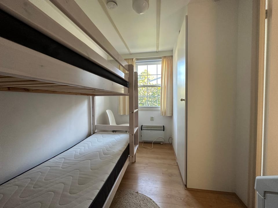 Bedroom, bunk bed