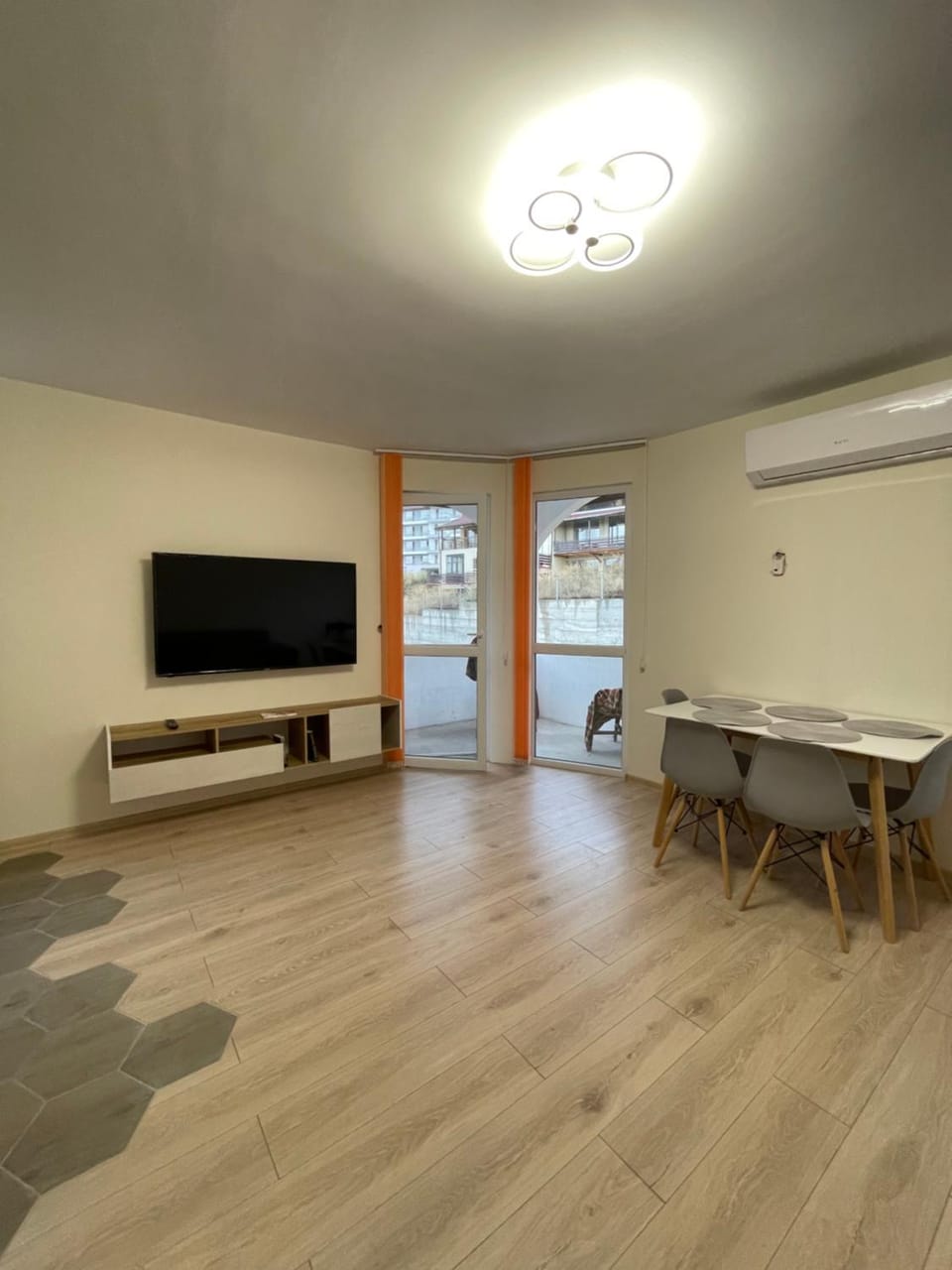 TV and multimedia, Living room, Seating area, Dining area, air conditioner