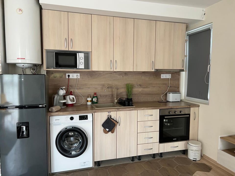Coffee/tea facilities, Kitchen or kitchenette, oven, stove, toaster, washing machine