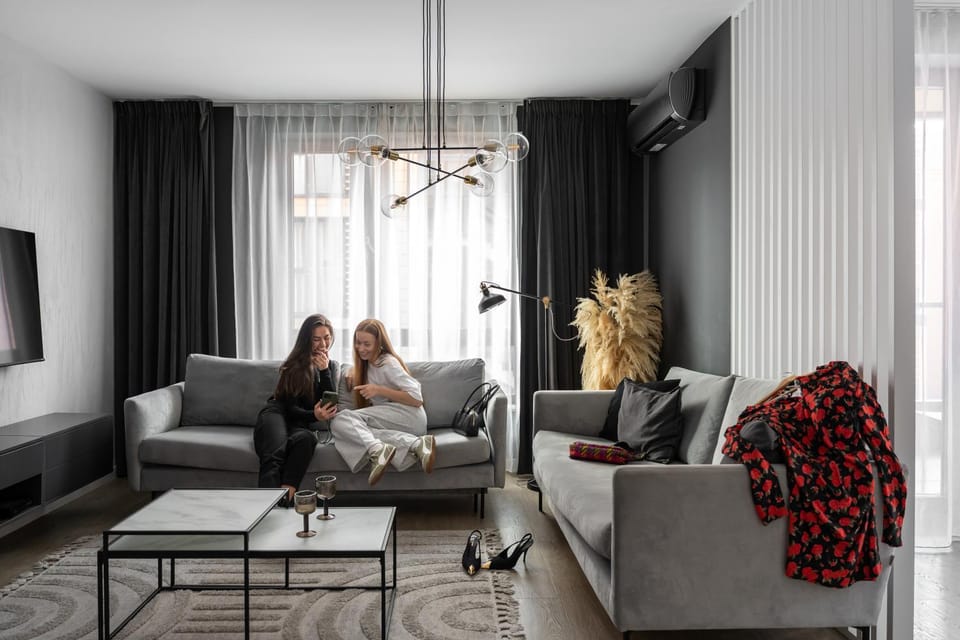 People, TV and multimedia, Living room, Seating area, group of guests