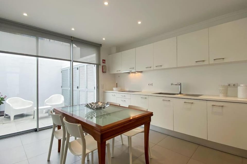 Kitchen or kitchenette, Dining area