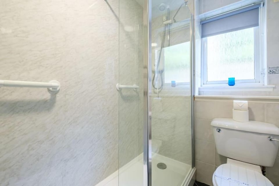 Shower, Toilet, Bathroom, bidet, towels